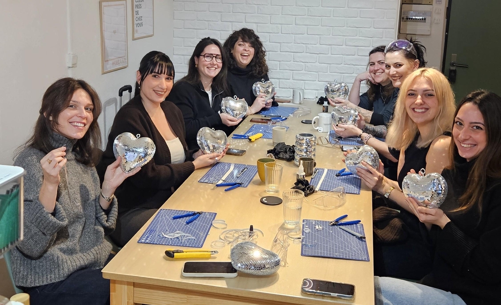 Atelier créatif DIY disco à Lyon – création objet décoratif à facettes en groupe