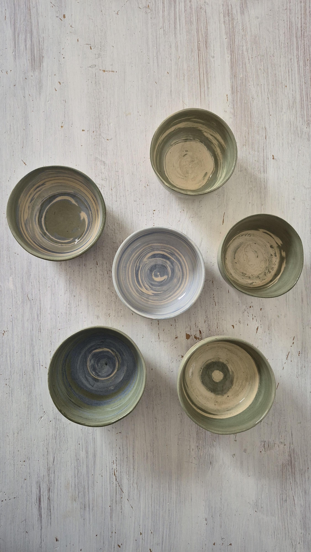 •	Céramiques en grès, façonnées à la main, inspirées par la forêt tropicale