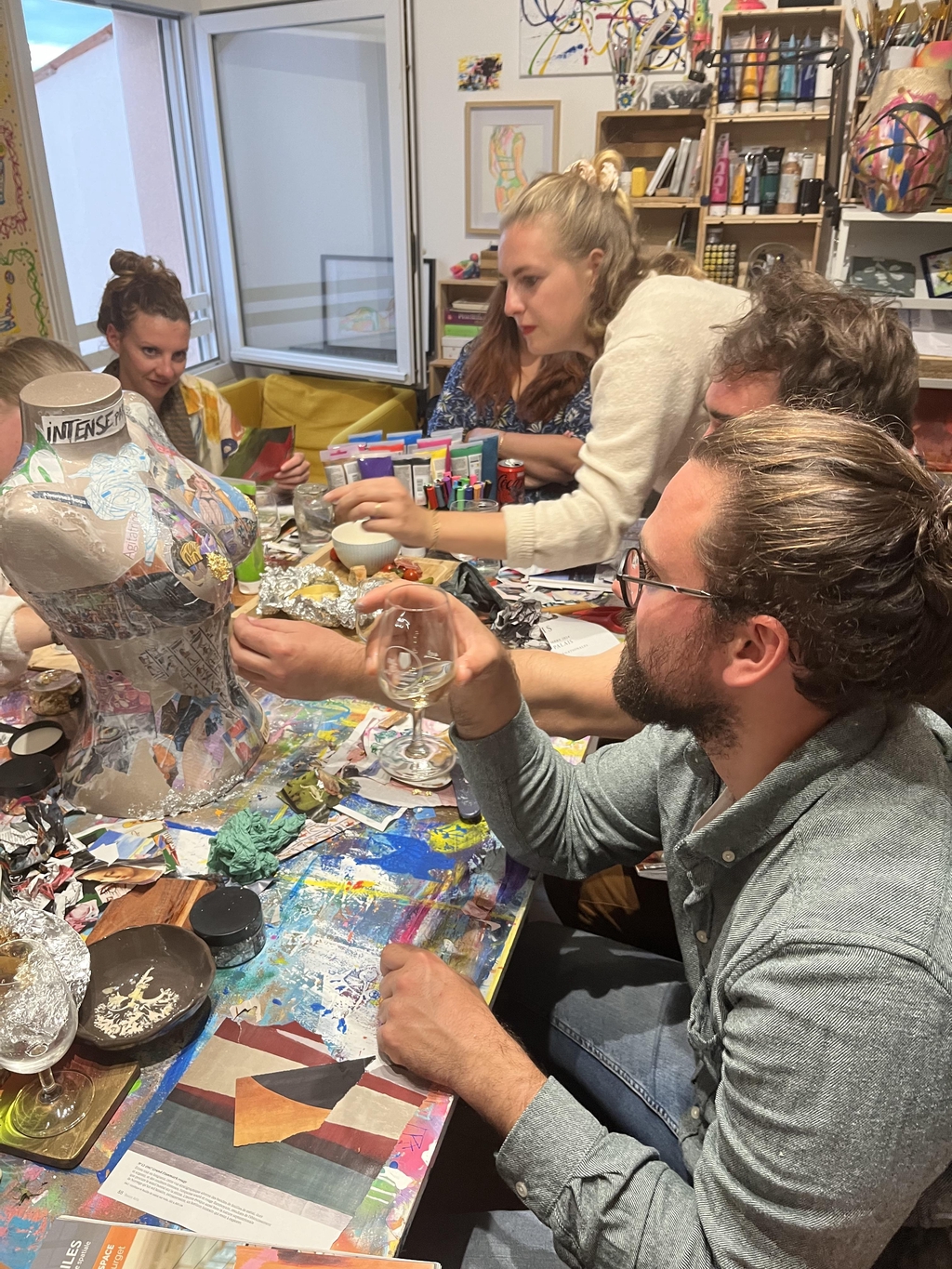 De l'art, des rires, et des moments uniques ! Apéros-peinture, brunchs stylés et matinées qui donnent de la couleur à ta vie : libère ta créativité et repars avec ta propre oeuvre. T'es partant.e?!