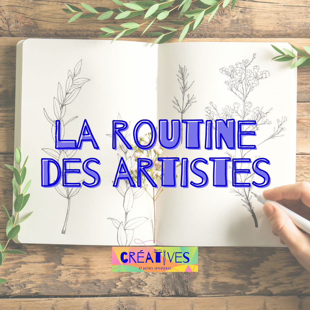 Un carnet de croquis ouvert avec des dessins en cours, posé à côté d’un café fumant.