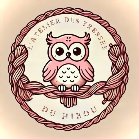 Tresses de lit bébé artisanales
Bienvenue chez L’atelier des Tresses du Hibou, un atelier spécialisé dans la fabrication de tresses de lit bébé artisanales. Nos tresses sont confectionnées à la main avec soin afin d’apporter douceur, confort et élégance à la chambre de votre enfant.
La tresse de lit bébé, également appelée tour de lit tressé, est devenue un élément incontournable pour aménager une chambre d’enfant. À la fois décorative et fonctionnelle, elle protège bébé contre les barreaux du lit tout en créant un cocon rassurant.
Dans notre atelier, chaque tresse de lit est réalisée artisanalement avec des tissus doux et résistants afin d’offrir un produit durable et confortable.
Une fabrication artisanale
Toutes nos tresses de lit bébé sont fabriquées à la main dans notre atelier. Chaque pièce est réalisée avec minutie afin de garantir une finition soignée et une qualité optimale.
Nos tresses sont composées de tissus sélectionnés pour leur douceur et leur résistance. Le rembourrage permet d’obtenir une tresse de lit épaisse et confortable qui apporte une protection douce pour le lit de bébé.
La fabrication artisanale permet également de proposer des tresses de lit sur mesure, adaptées aux différents types de lits :
lit bébé classique
lit cabane
lit enfant
tour de parc
Grâce à leur design élégant, nos tresses de lit tressées s’intègrent parfaitement dans toutes les décorations de chambre bébé.
Plusieurs tailles et couleurs
Afin de s’adapter à chaque lit, nous proposons différentes longueurs de tresses de lit bébé. Il est ainsi possible de choisir la taille idéale pour entourer tout ou partie du lit.
Nos tresses sont également disponibles dans plusieurs couleurs douces et naturelles qui s’accordent parfaitement avec l’univers de la chambre d’enfant :
beige
lin
taupe
blanc cassé
et d’autres teintes harmonieuses.
Ces couleurs permettent de créer une atmosphère chaleureuse et apaisante dans la chambre de votre bébé.
Une tresse de lit adaptée à chaque chambre
La tresse de lit bébé est aujourd’hui un accessoire incontournable de la décoration de chambre d’enfant. Elle apporte une touche esthétique tout en offrant un environnement confortable pour bébé.
Placée le long des barreaux du lit, la tresse de lit tressée crée un espace doux et sécurisé. Elle peut également être utilisée dans un lit cabane, un parc bébé ou comme élément décoratif dans la chambre.
Grâce à sa forme tressée et à son rembourrage moelleux, la tresse devient un véritable cocon pour votre enfant.
L’atelier des Tresses du Hibou
En choisissant L’atelier des Tresses du Hibou, vous choisissez une fabrication artisanale, réalisée avec passion et attention aux détails.
Chaque tresse de lit bébé est confectionnée à la commande afin de garantir un produit unique et de qualité. Notre objectif est de proposer des créations douces, durables et adaptées à l’univers de l’enfance.
Découvrez notre collection de tresses de lit artisanales et créez une chambre de bébé élégante, confortable et pleine de douceur.