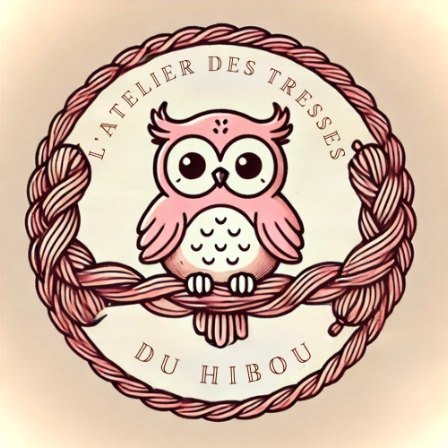 Tresses de lit bébé artisanales
Bienvenue chez L’atelier des Tresses du Hibou, un atelier spécialisé dans la fabrication de tresses de lit bébé artisanales. Nos tresses sont confectionnées à la main avec soin afin d’apporter douceur, confort et élégance à la chambre de votre enfant.
La tresse de lit bébé, également appelée tour de lit tressé, est devenue un élément incontournable pour aménager une chambre d’enfant. À la fois décorative et fonctionnelle, elle protège bébé contre les barreaux du lit tout en créant un cocon rassurant.
Dans notre atelier, chaque tresse de lit est réalisée artisanalement avec des tissus doux et résistants afin d’offrir un produit durable et confortable.
Une fabrication artisanale
Toutes nos tresses de lit bébé sont fabriquées à la main dans notre atelier. Chaque pièce est réalisée avec minutie afin de garantir une finition soignée et une qualité optimale.
Nos tresses sont composées de tissus sélectionnés pour leur douceur et leur résistance. Le rembourrage permet d’obtenir une tresse de lit épaisse et confortable qui apporte une protection douce pour le lit de bébé.
La fabrication artisanale permet également de proposer des tresses de lit sur mesure, adaptées aux différents types de lits :
lit bébé classique
lit cabane
lit enfant
tour de parc
Grâce à leur design élégant, nos tresses de lit tressées s’intègrent parfaitement dans toutes les décorations de chambre bébé.
Plusieurs tailles et couleurs
Afin de s’adapter à chaque lit, nous proposons différentes longueurs de tresses de lit bébé. Il est ainsi possible de choisir la taille idéale pour entourer tout ou partie du lit.
Nos tresses sont également disponibles dans plusieurs couleurs douces et naturelles qui s’accordent parfaitement avec l’univers de la chambre d’enfant :
beige
lin
taupe
blanc cassé
et d’autres teintes harmonieuses.
Ces couleurs permettent de créer une atmosphère chaleureuse et apaisante dans la chambre de votre bébé.
Une tresse de lit adaptée à chaque chambre
La tresse de lit bébé est aujourd’hui un accessoire incontournable de la décoration de chambre d’enfant. Elle apporte une touche esthétique tout en offrant un environnement confortable pour bébé.
Placée le long des barreaux du lit, la tresse de lit tressée crée un espace doux et sécurisé. Elle peut également être utilisée dans un lit cabane, un parc bébé ou comme élément décoratif dans la chambre.
Grâce à sa forme tressée et à son rembourrage moelleux, la tresse devient un véritable cocon pour votre enfant.
L’atelier des Tresses du Hibou
En choisissant L’atelier des Tresses du Hibou, vous choisissez une fabrication artisanale, réalisée avec passion et attention aux détails.
Chaque tresse de lit bébé est confectionnée à la commande afin de garantir un produit unique et de qualité. Notre objectif est de proposer des créations douces, durables et adaptées à l’univers de l’enfance.
Découvrez notre collection de tresses de lit artisanales et créez une chambre de bébé élégante, confortable et pleine de douceur.