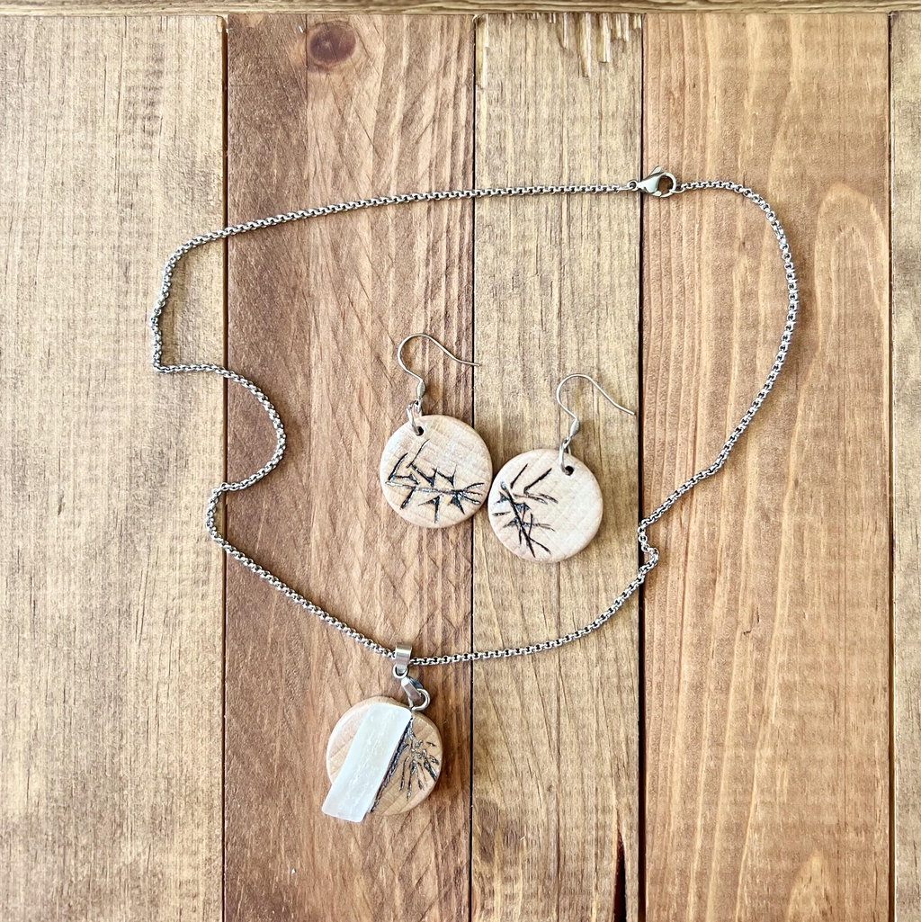 Création artisanale de bijoux en bois et verre marin 