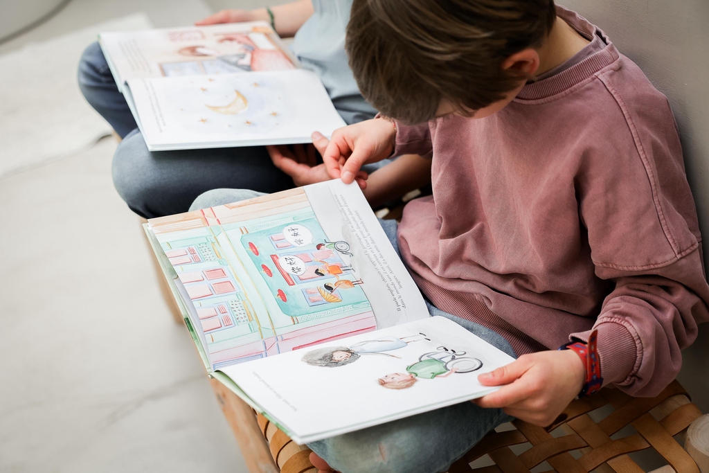 Nos Albums : Des histoires pour ouvrir les cœurs
Découvrez les albums de Causette et Mirettes, des livres jeunesse pensés pour éveiller la curiosité, encourager les discussions et partager des moments de tendresse en famille.