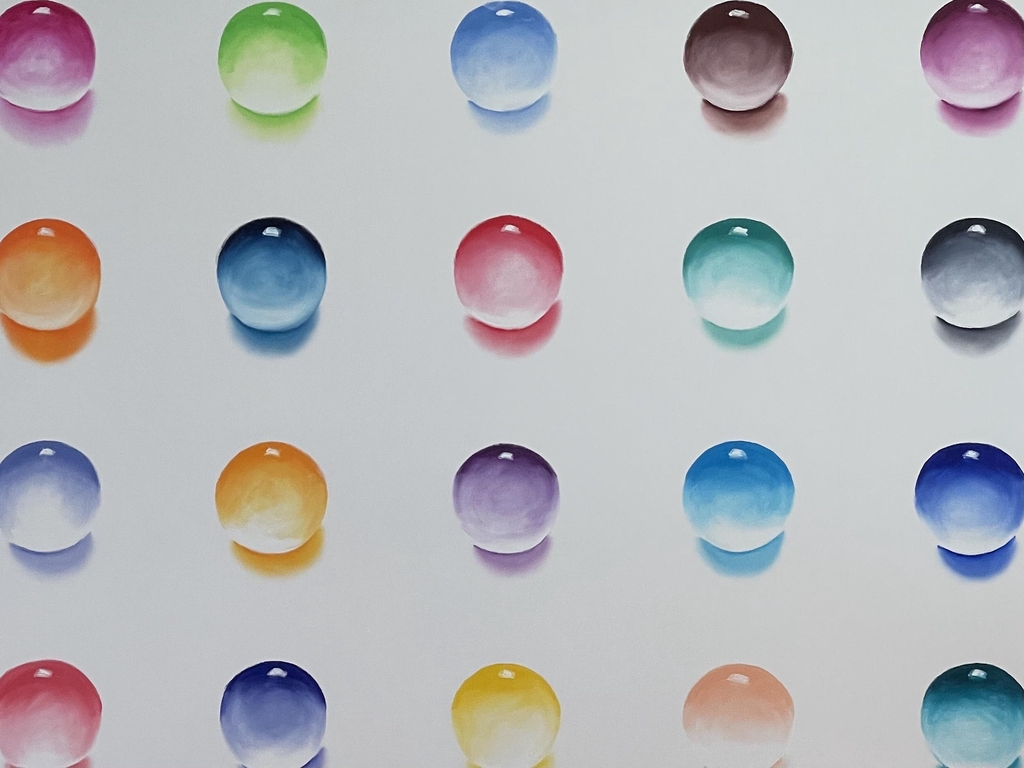 A captivating and sophisticated original painting by contemporary artist Laura Carolina, beautifully blending geometric precision with hyperrealistic softness. The artwork displays an orderly grid of multi-colored translucent spheres resting against a pure, optic white canvas. Each circular form is a masterclass in three-dimensional illusion, featuring delicate internal gradients (shading from rich navy to turquoise, deep magenta to soft pink, vibrant yellow to peach), crisp zenith highlights, and soft cast shadows that project ambient color underneath. With its clean, hypnotic, and soothing design, this modern canvas serves as a perfect focal point for sleek minimalist living rooms, corporate corporate offices, or private avant-garde collections.
Affascinante e sofisticato dipinto originale firmato da Laura Carolina, che unisce il rigore della composizione geometrica alla morbidezza dell'iperrealismo. L'opera presenta un pattern ordinato di sfere e bolle multicolore disposte su uno sfondo bianco ottico puro. Ogni elemento sferico è un capolavoro di tecnica tridimensionale, caratterizzato da delicate sfumature interne (gradienti dal blu al turchese, dal rosa al fucsia, dal giallo all'arancione), punti luce zenitali brillanti e ombre portate morbide che proiettano il colore sulla superficie. Questa tela contemporanea, con il suo design pulito, ipnotico e rilassante, è la scelta ideale per arricchire interni moderni, loft minimalisti, uffici aziendali di rappresentanza o collezioni private orientate all'astrattismo geometrico.