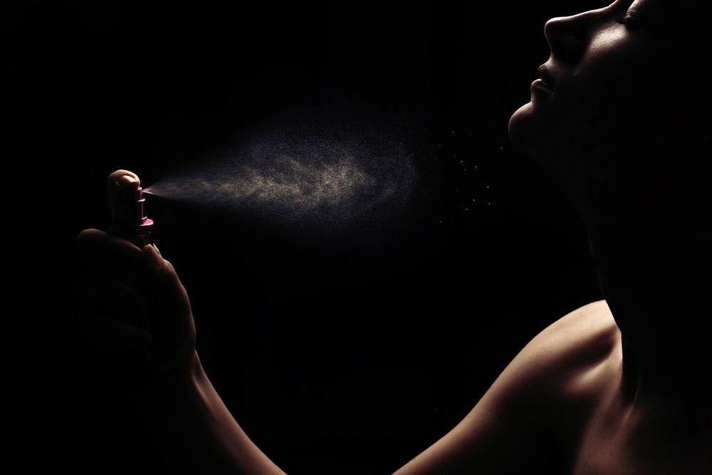 Lasciati avvolgere da una fragranza che non si limita a farsi notare, ma racconta chi sei: un equilibrio perfetto tra eleganza, carattere e desiderio di lasciare un’impronta indelebile.