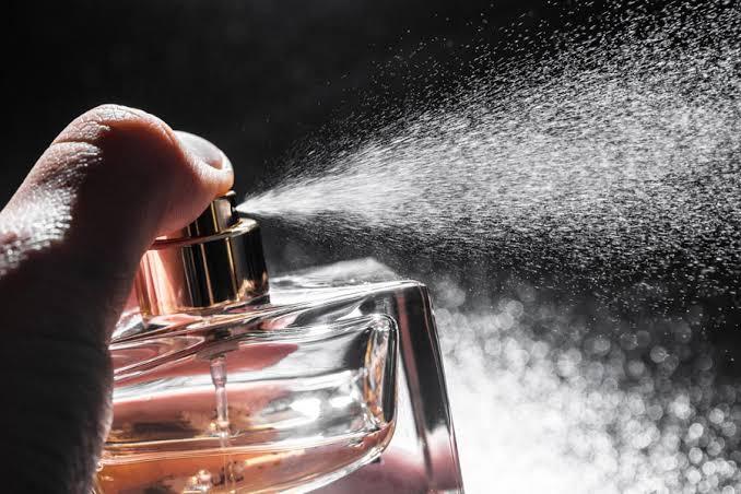 Una fragranza non si indossa soltanto: si vive, si respira, si ricorda. Lascia che ogni nota racconti la tua storia con eleganza e autenticità.