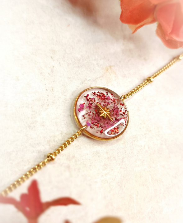 Sélection de bracelets élégants en acier et fleurs. Pièces uniques créées à la main