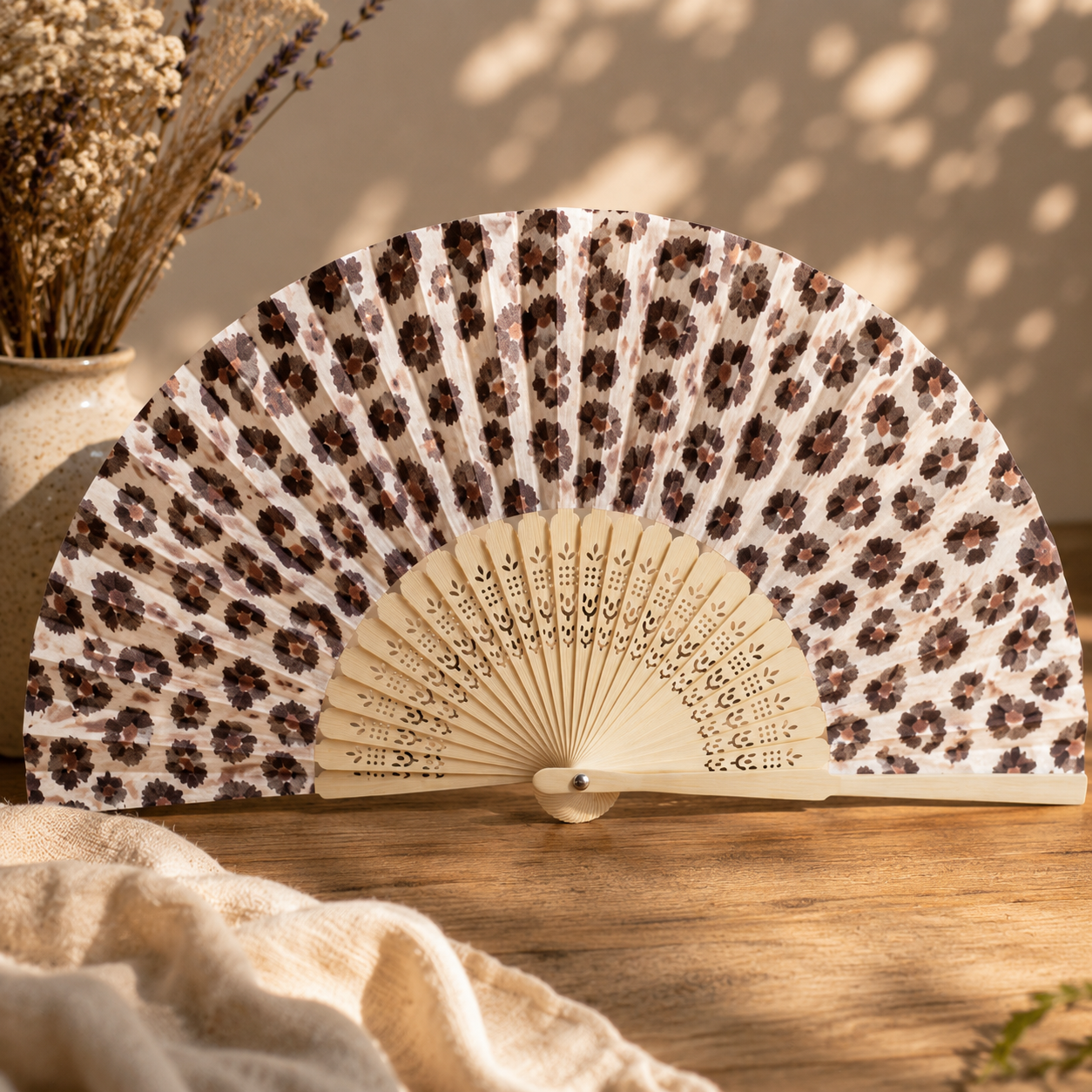 Découvrez mes accessoires textiles faits main : éventails, créations pratiques et originales, confectionnés avec soin en petites séries.