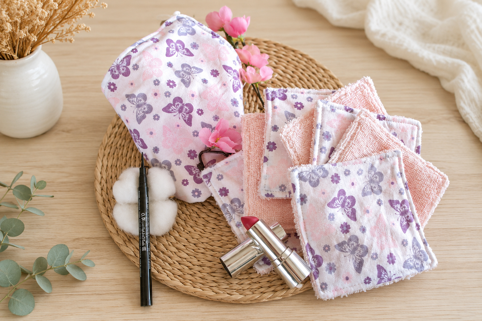 Découvrez mes créations zéro déchet faites main : lingettes lavables, accessoires réutilisables et textiles pratiques pour un quotidien plus durable.