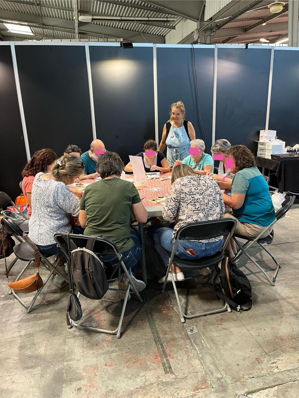 Atelier créatif en groupe lors de salons animé par Delphine, Fondatrice de D'âme d'intérieur - Résine UV, Naturésine, résine époxy, attrape-soleil, et bien d'autres ateliers créatifs