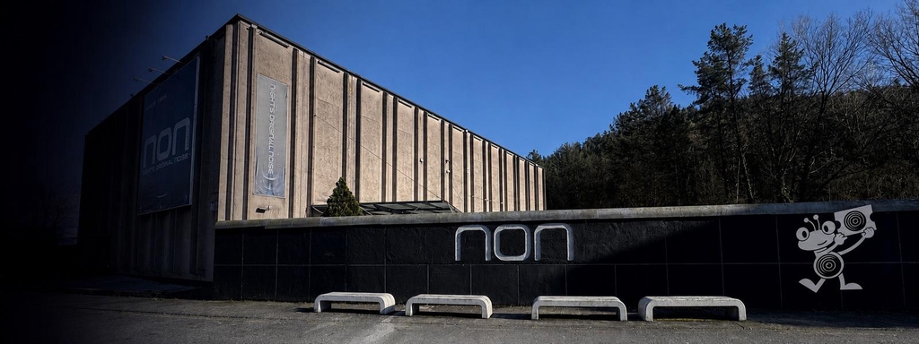 Fachada real de día de NON The Club en Lemoa y Nony mostrando una entrada