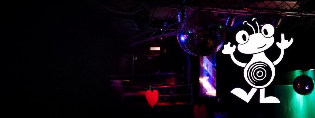 Interior de NON The Club con bola de espejos y Nony