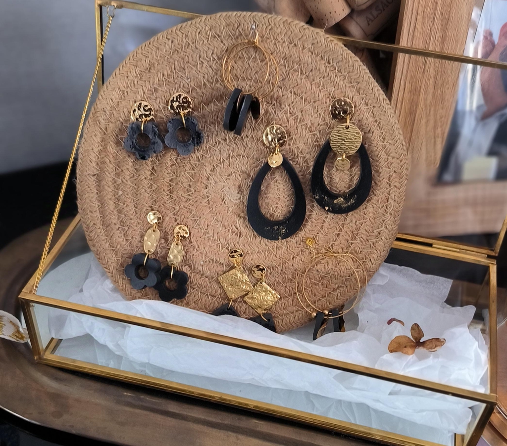 Les bijoux by la Boutique de Magda 
Crées en un seul exemplaire 
Modèles pendants, créoles, fleurs, chaque modèle mettra en valeur votre humeur et vos styles !