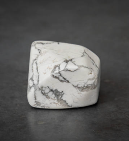 Bienfaits de la howlite – Pierre apaisante et anti-stress