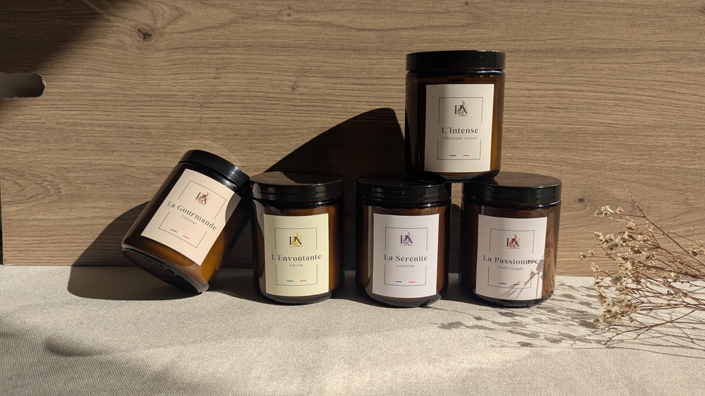 Pretty & Natural Candles est une entreprise Sautronnaise spécialisée dans les bougies fleuries. Éco-responsables, nos bougies en cire de colza sont sans substances cancérigènes ni perturbateurs endocriniens. Personnalisez votre bougie dès maintenant !