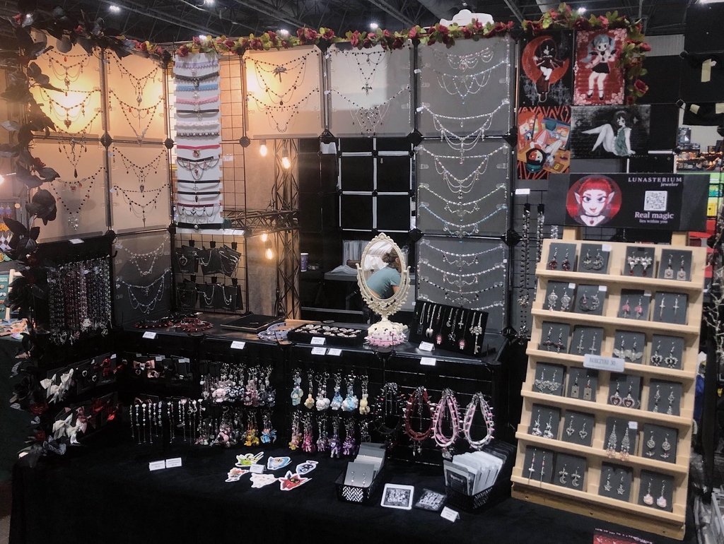zdjęcie przedstawiające stoisko Lunasterium na targach fantastyki