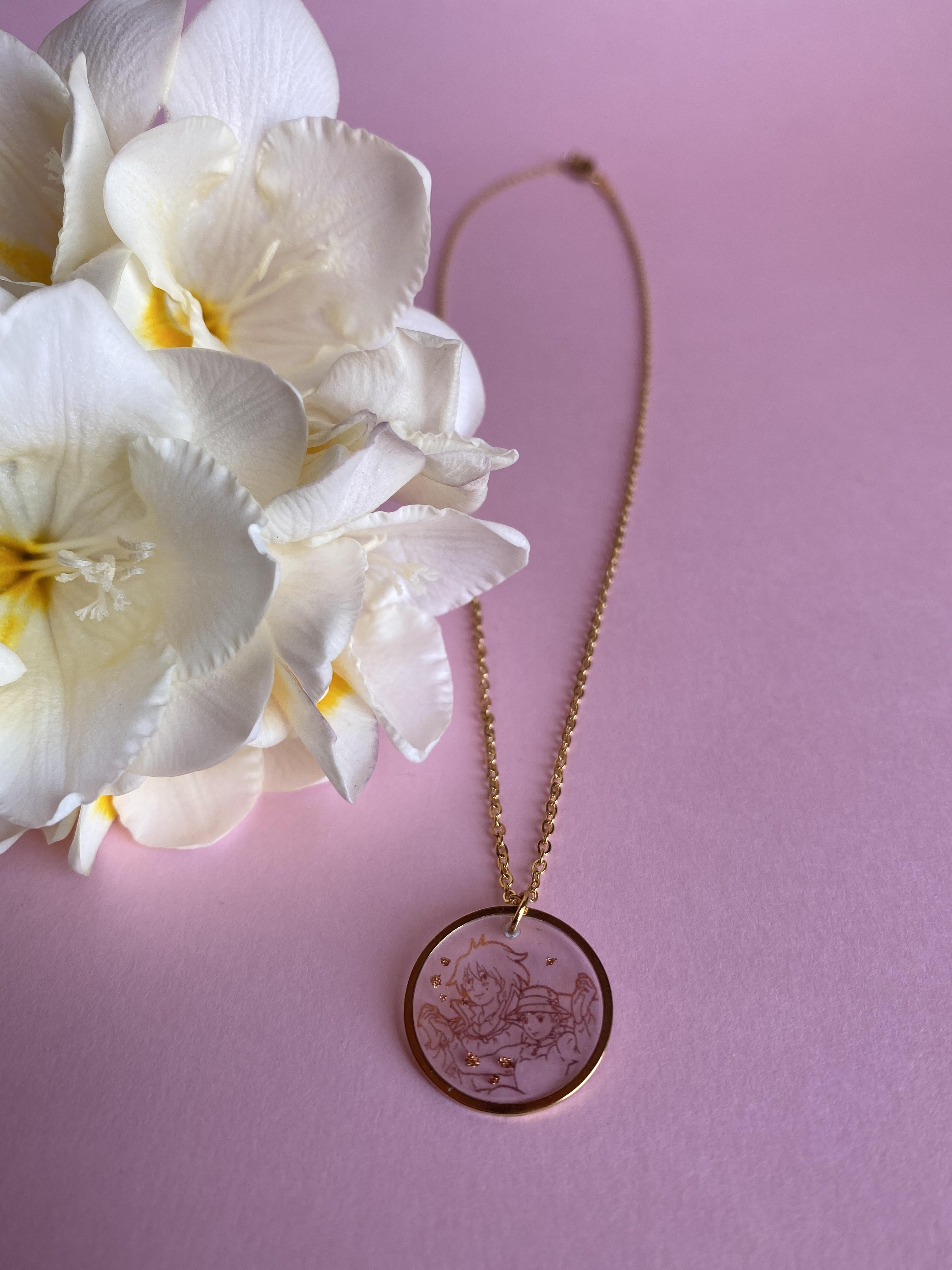 Descubre mis piezas de bisutería artesanal y elegantes, inspiradas en tus historias favoritas. Cada joya es una obra de arte original, perfecta para embellecer tu estilo y expresar tu personalidad con tu personaje preferido. Con un diseño distintivo y un toque personal, estas piezas harán de tu outfit algo único. ¡Encuentra tu joya hoy y lleva a casa una pieza única que te enamore!