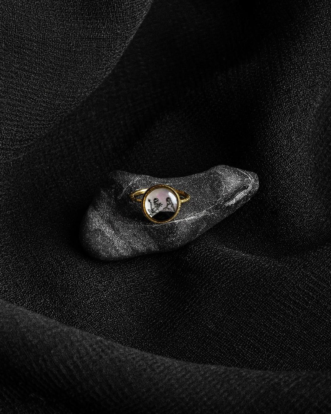 Descubre mis piezas de bisutería artesanal y elegantes, inspiradas en tus historias favoritas. Cada joya es una obra de arte original, perfecta para embellecer tu estilo y expresar tu personalidad con tu personaje preferido. Con un diseño distintivo y un toque personal, estas piezas harán de tu outfit algo único. ¡Encuentra tu joya hoy y lleva a casa una pieza única que te enamore!