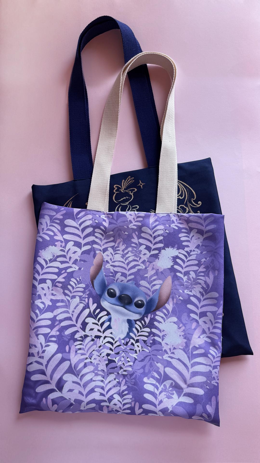 Descubre mis accesorios y artículos de decoración, inspirados en tus historias y personajes favoritos. Cada pieza, desde fundas para libros y iPads hasta lámparas hechas a mano, es una obra de arte original, perfecta para personalizar tu espacio y expresar tu estilo. Con un diseño distintivo y un toque personal, estos productos capturan la magia del arte y la funcionalidad. ¡Encuentra tu pieza hoy y lleva a casa un accesorio único que te enamore!