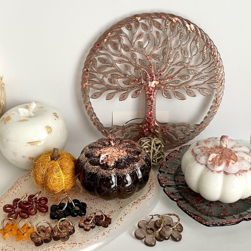 Tous nos bijoux sont de haute qualité, certifiés sans plomb, sans nickel, sans cadmium.
Nos créations sont confectionnées à la main dans notre atelier, situé dans les hauts de France.
Nous attachons une grande importance à présenter une nouvelle collection pour femme, homme et enfant à chaque changement de saison.
Chaque bijou a une histoire que vous continuerez à écrire en le portant.