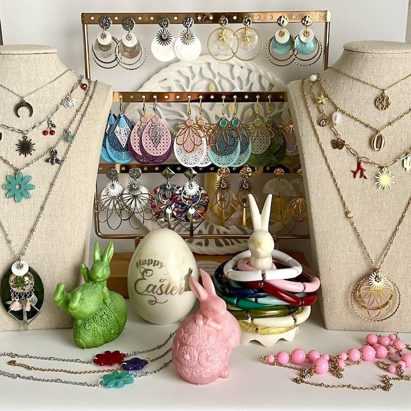 Tous nos bijoux sont de haute qualité, certifiés sans plomb, sans nickel, sans cadmium.
Nos créations sont confectionnées à la main dans notre atelier, situé dans les hauts de France.
Nous attachons une grande importance à présenter une nouvelle collection pour femme, homme et enfant à chaque changement de saison.
Chaque bijou a une histoire que vous continuerez à écrire en le portant.