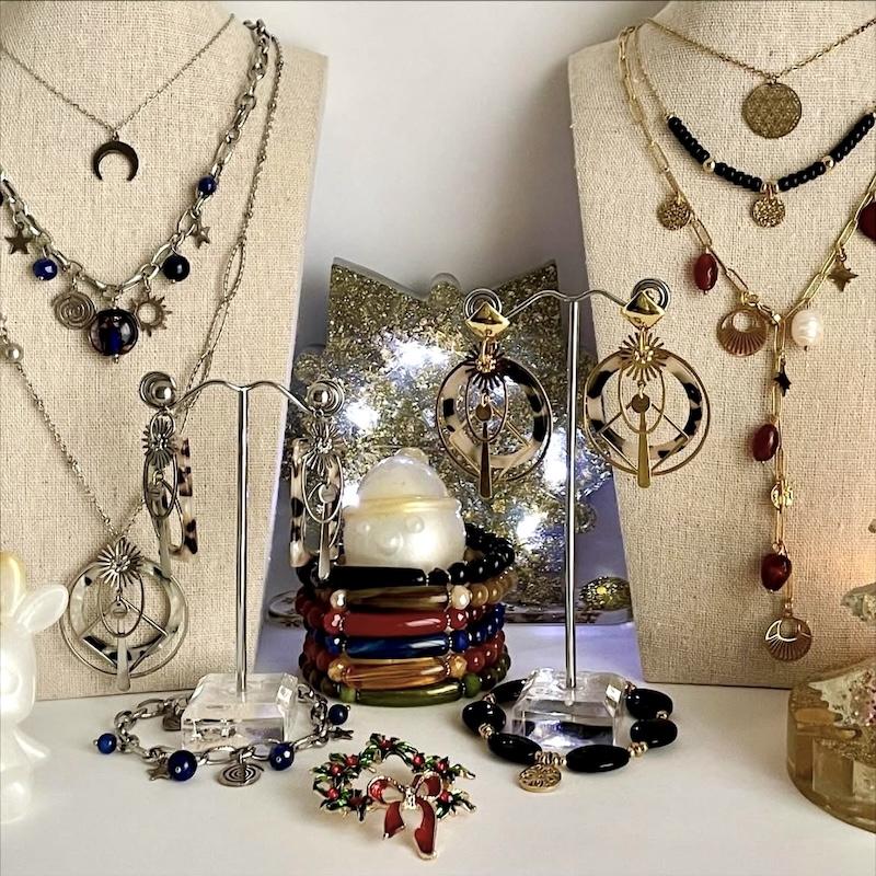 Tous nos bijoux sont de haute qualité, certifiés sans plomb, sans nickel, sans cadmium.
Nos créations sont confectionnées à la main dans notre atelier, situé dans les hauts de France.
Nous attachons une grande importance à présenter une nouvelle collection pour femme, homme et enfant à chaque changement de saison.
Chaque bijou a une histoire que vous continuerez à écrire en le portant.