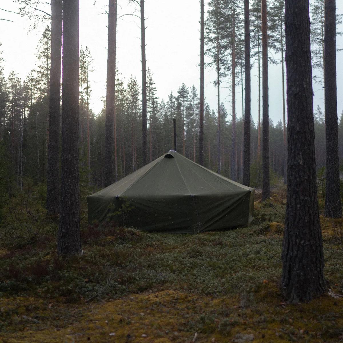 Här har vi samlat all den fältutrustning ni kan tänkas behöva för att leva och verka i fält. Alltifrån spadar, tält, sovsäckar till kåsor och bestick m.m.