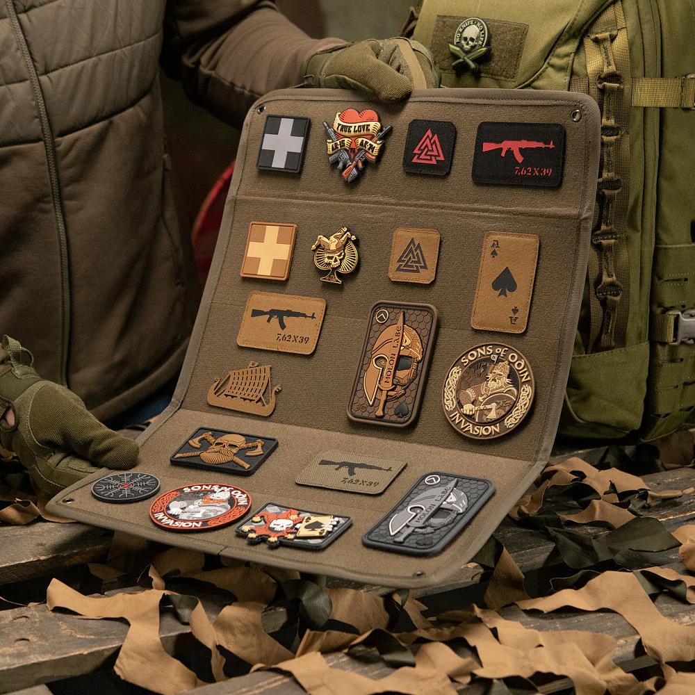 Hos oss kan ni köpa militära märken, patches, flaggor och pins i olika modeller med olika budskap.