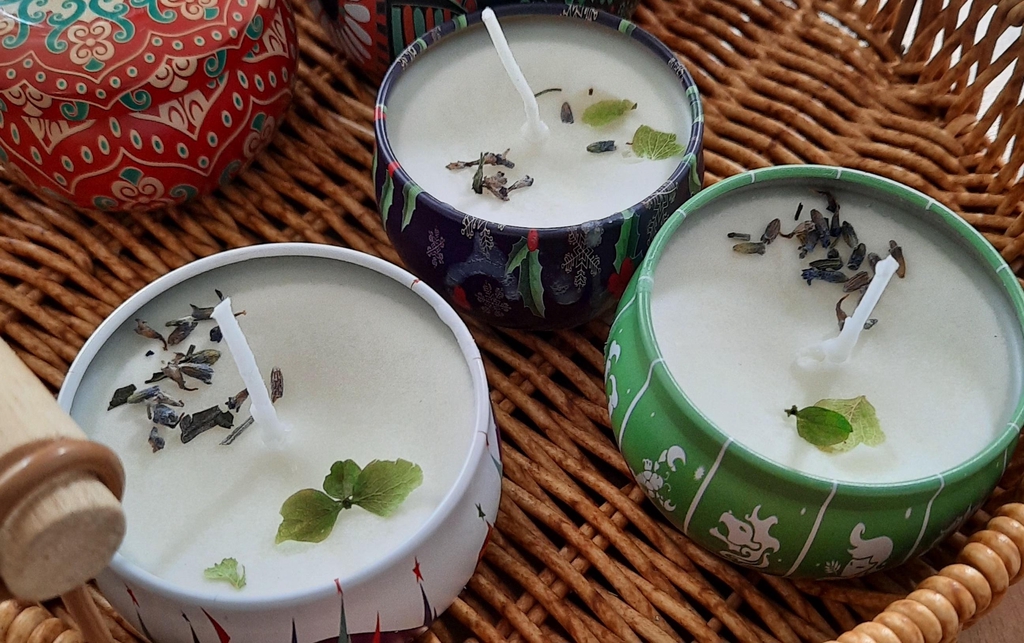 Cloda Bella Bees 
Aromatic Candles in Beautiful Reusable Tins
Wide Selection to choose from. Non-Toxic, Clean Burning and Handmade from Heart 