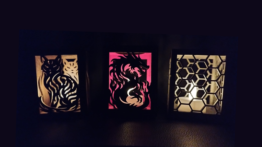 Image présentant 3 tableau en bois colorés: un mojito, le canigo et un caméleon