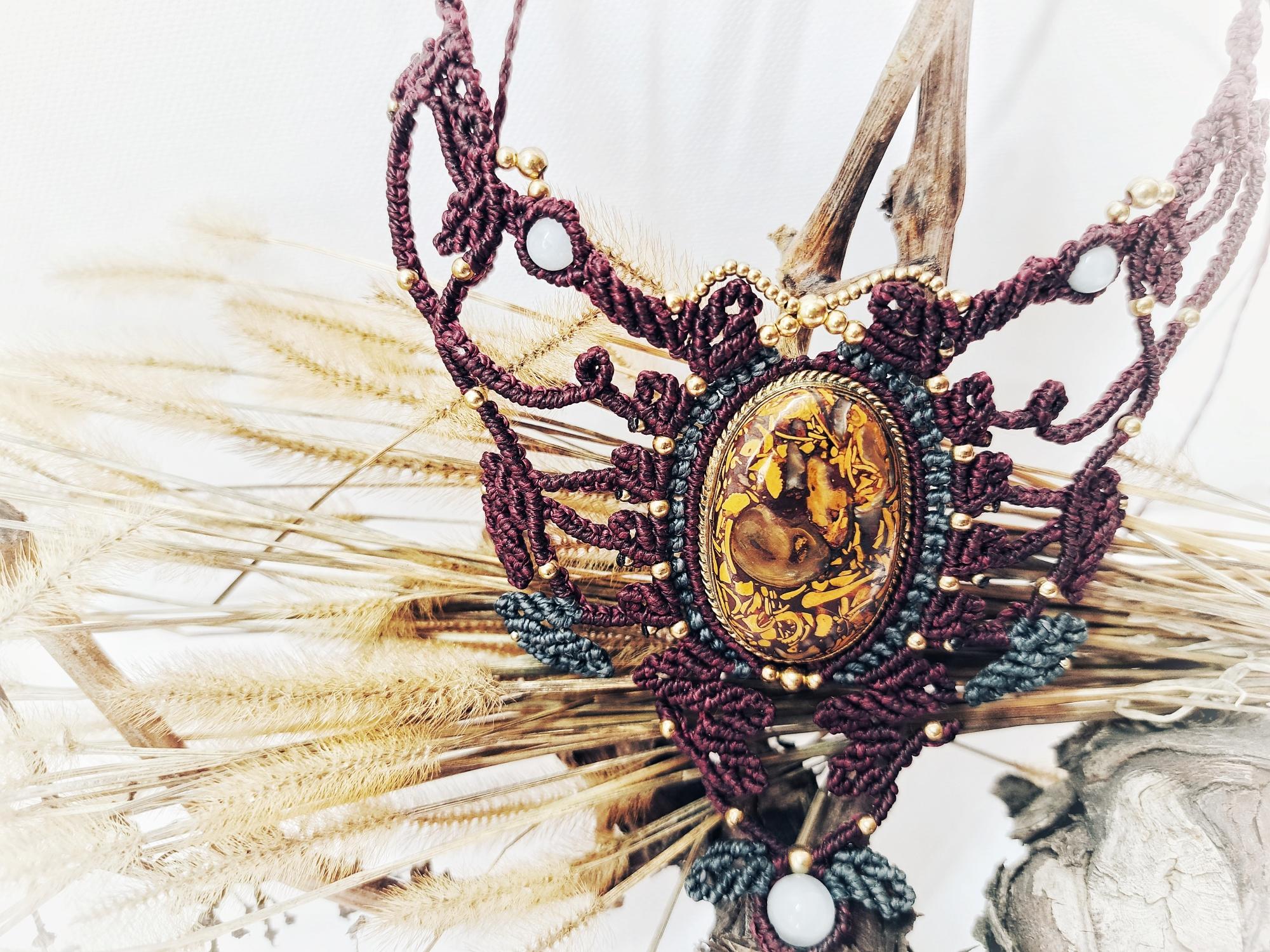 Je tisse des bijoux uniques en micro-macramé, sublimés par des pierres gemmes, des fleurs séchées et mes créations artistiques. Inspirée par la nature et la magie de ses formes et couleurs, chaque pièce raconte une histoire et célèbre l’harmonie du monde naturel.

Les apprêts sont garantis sans allergènes, et chaque bijou avec pierre est accompagné d’une carte révélant ses propriétés spirituelles. Je réalise également des créations sur-mesure, pensées pour vous connecter à la beauté et au merveilleux.