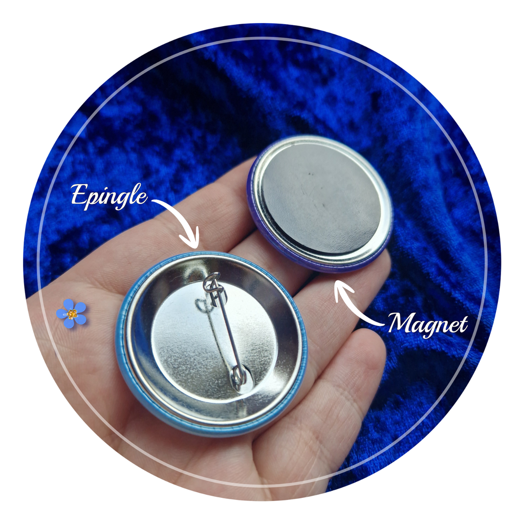 Zoom sur les attaches des badges de la collection stellaire de Mylarosy : épingle ou magnet.