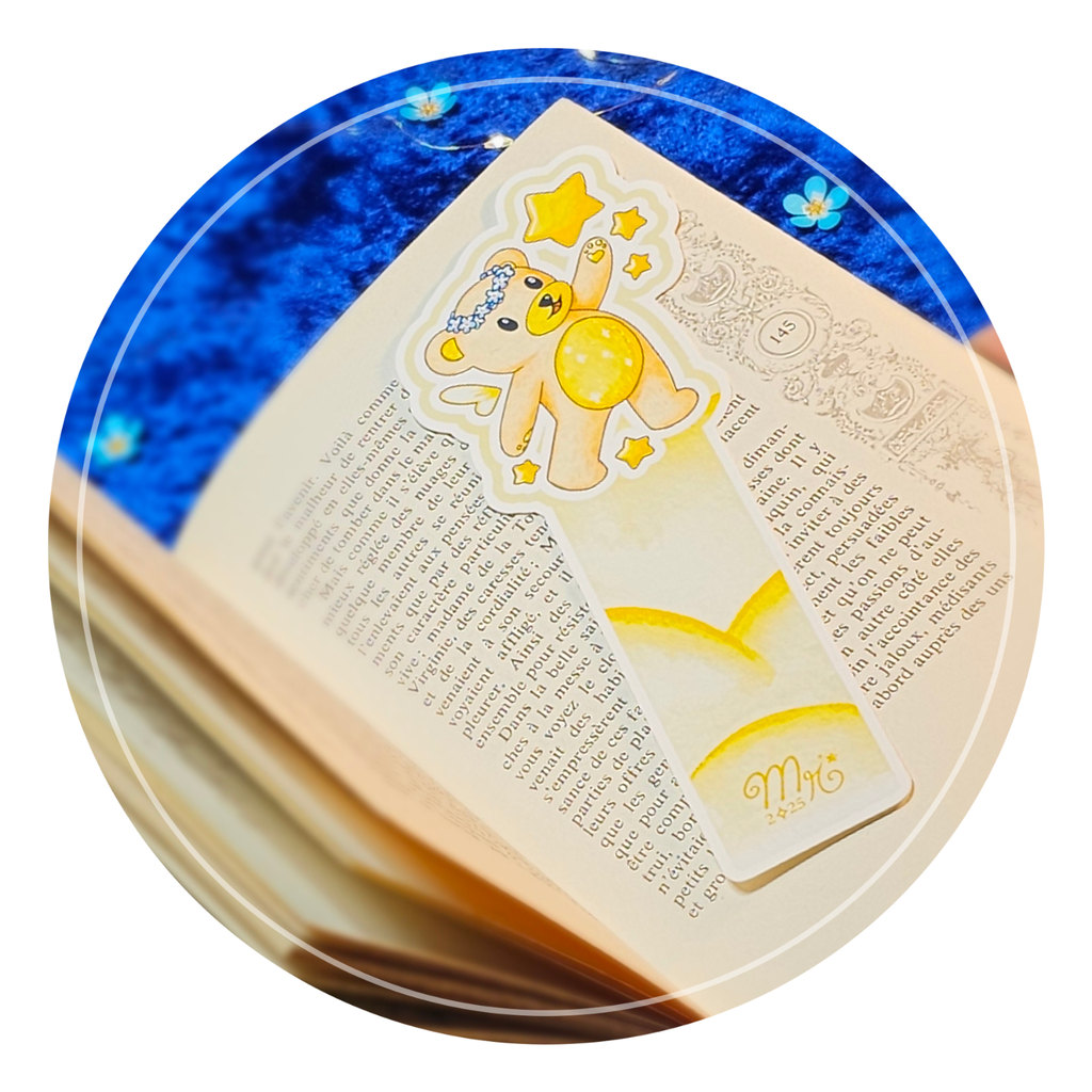 Zoom sur le marque-page de l'ours stellaire sur un livre ancien ouvert.