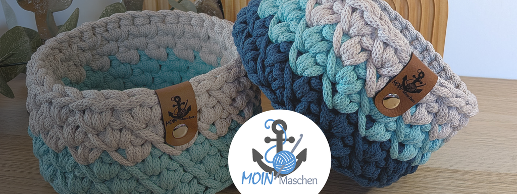 Moin, Ahoi und Hallo bei Moin Maschen. Hier findest du handgemachte Lieblingsstücke für dein Zuhause. Entdecke gehäkelte Wohnaccessoires, die Gemütlichkeit und modernes Design perfekt miteinander verbinden.