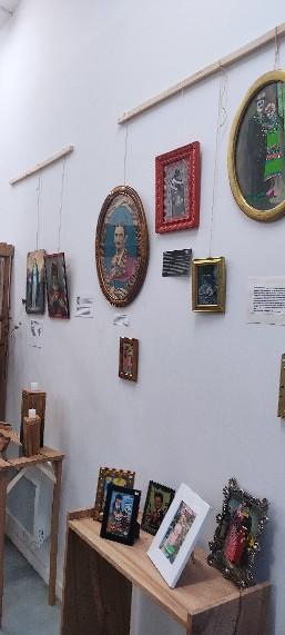Phot de l'exposition des toiles de Cath Nerson, dans la galerie du local