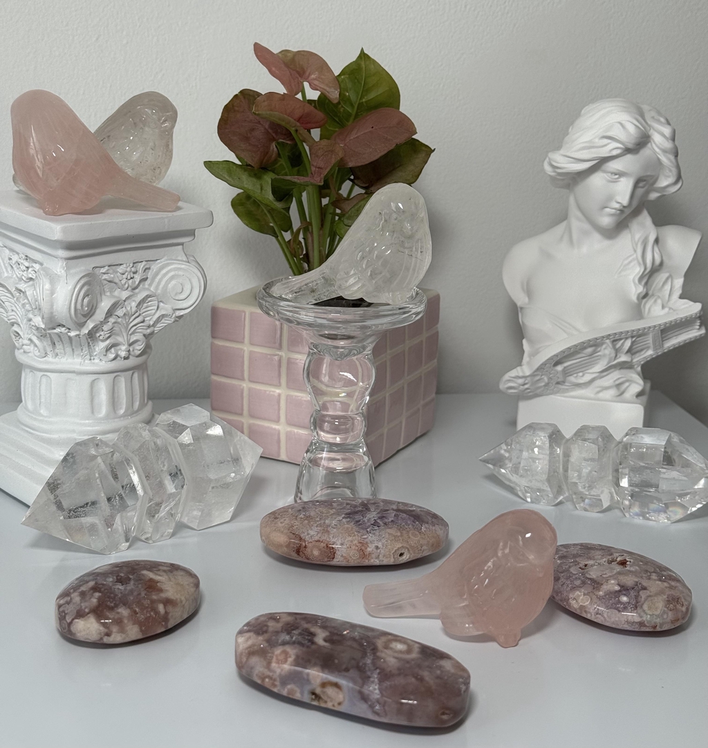 Mésanges en quartz rose et cristal de roche sculpté, galets polis en agate fleur et sculpture en cristal de roche.