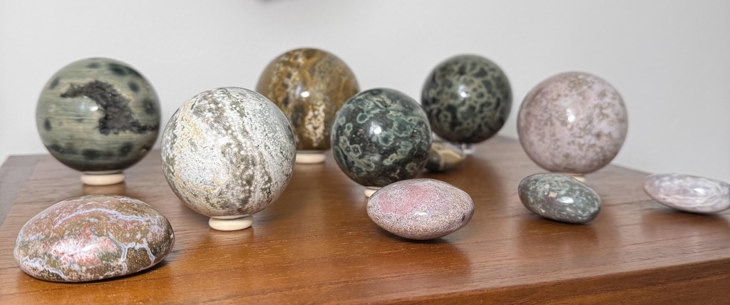 Sphères et galets en Jaspe Océan