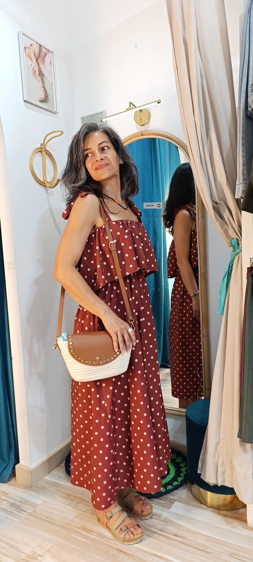 Moda mujer para todas las ocasiones: fiesta, casual, sport, tallas grandes ... También vendemos complementos como accesorios de bisutería en acero y bolsos de todo tipo.