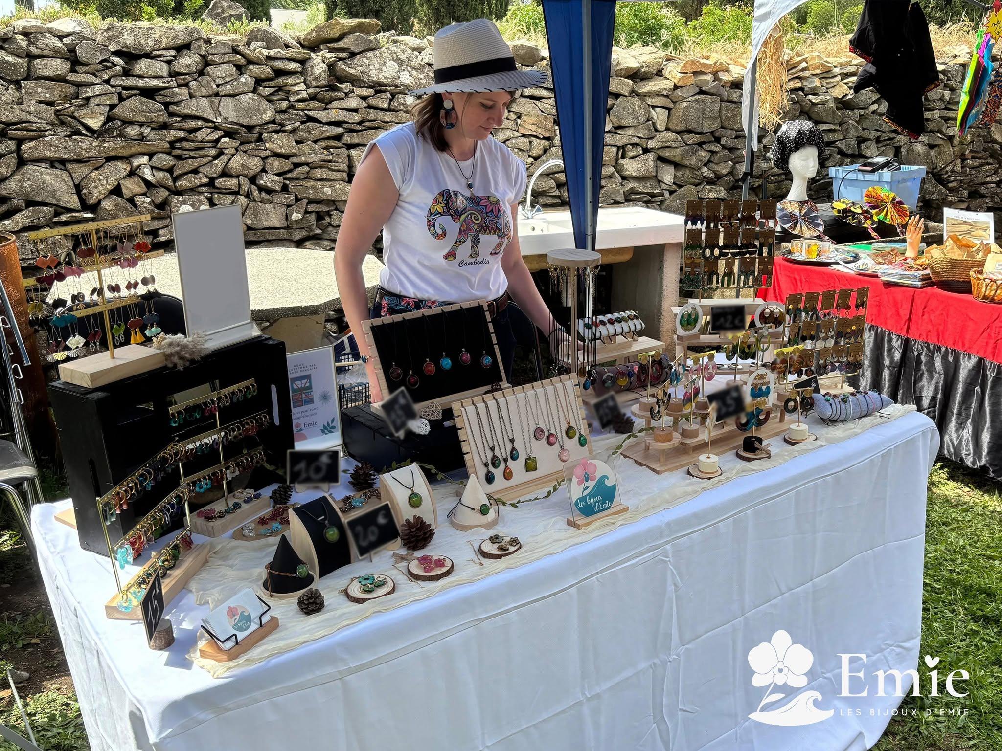 Stand des Bijoux d'Emie dans le Gard, créatrice de bijoux en résine epoxy