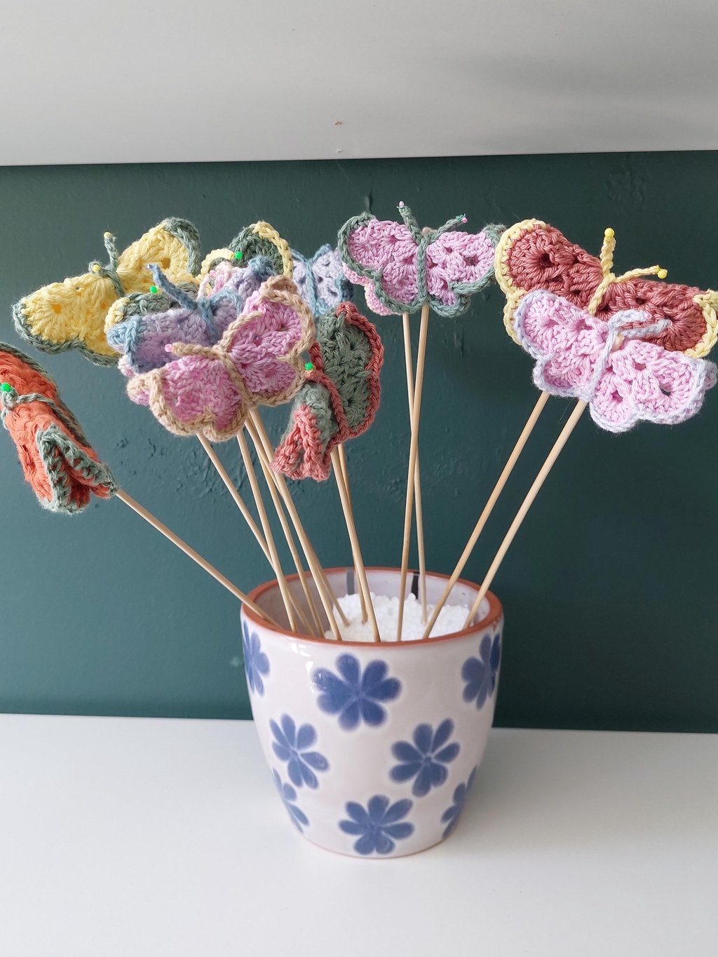 kukkatikku kukkapurkkiin ilostuttamaan kukka tai perhonen