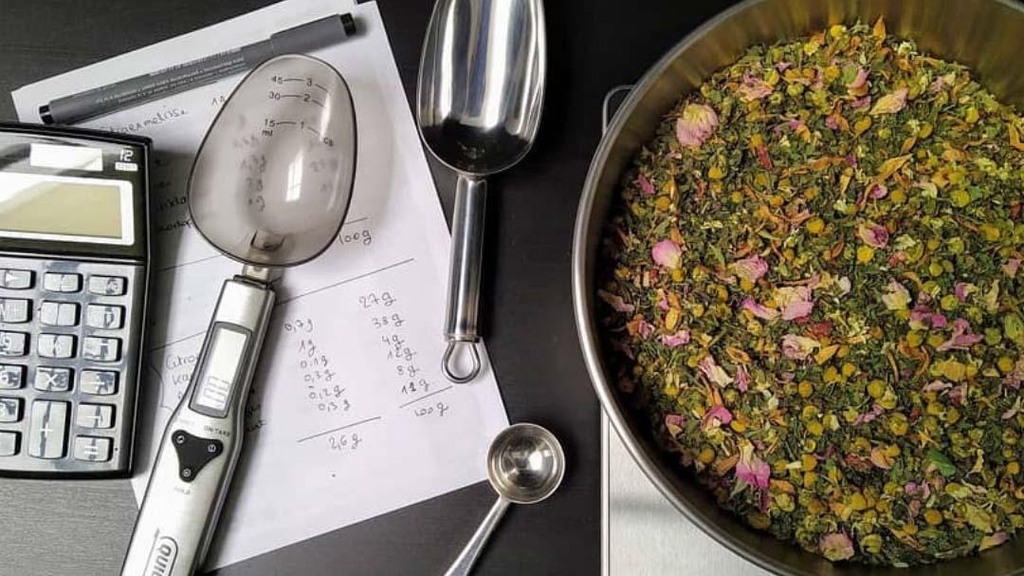 Wij bieden heel wat diensten als theesommelier : thee op maat, advies, foodpairing, teambuildings, workshops, lezingen en voordrachten, catering, productontwikkeling

We offer a wide range of services as tea sommelier: custom tea blends, consulting, food pairing, teambuilding, workshops, lectures and presentations, catering, and product development.