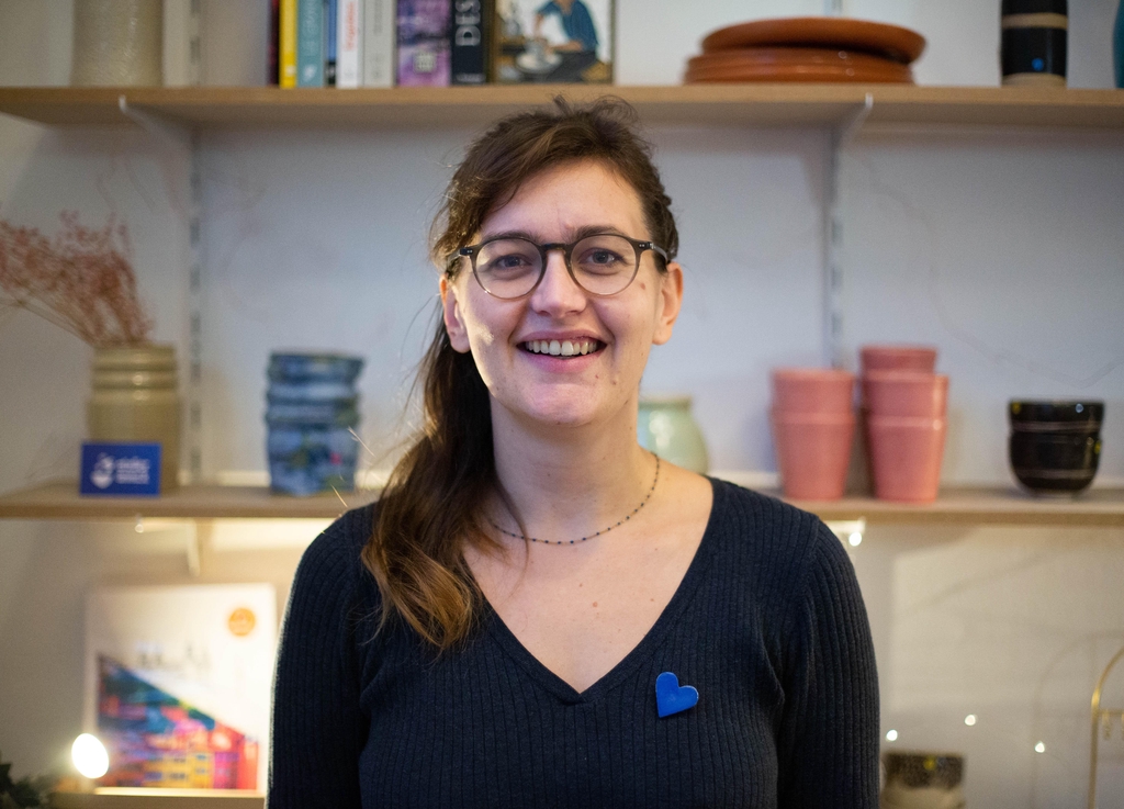 Lisa dans son atelier de poterie à Villeurbanne en train de tourner le grès.