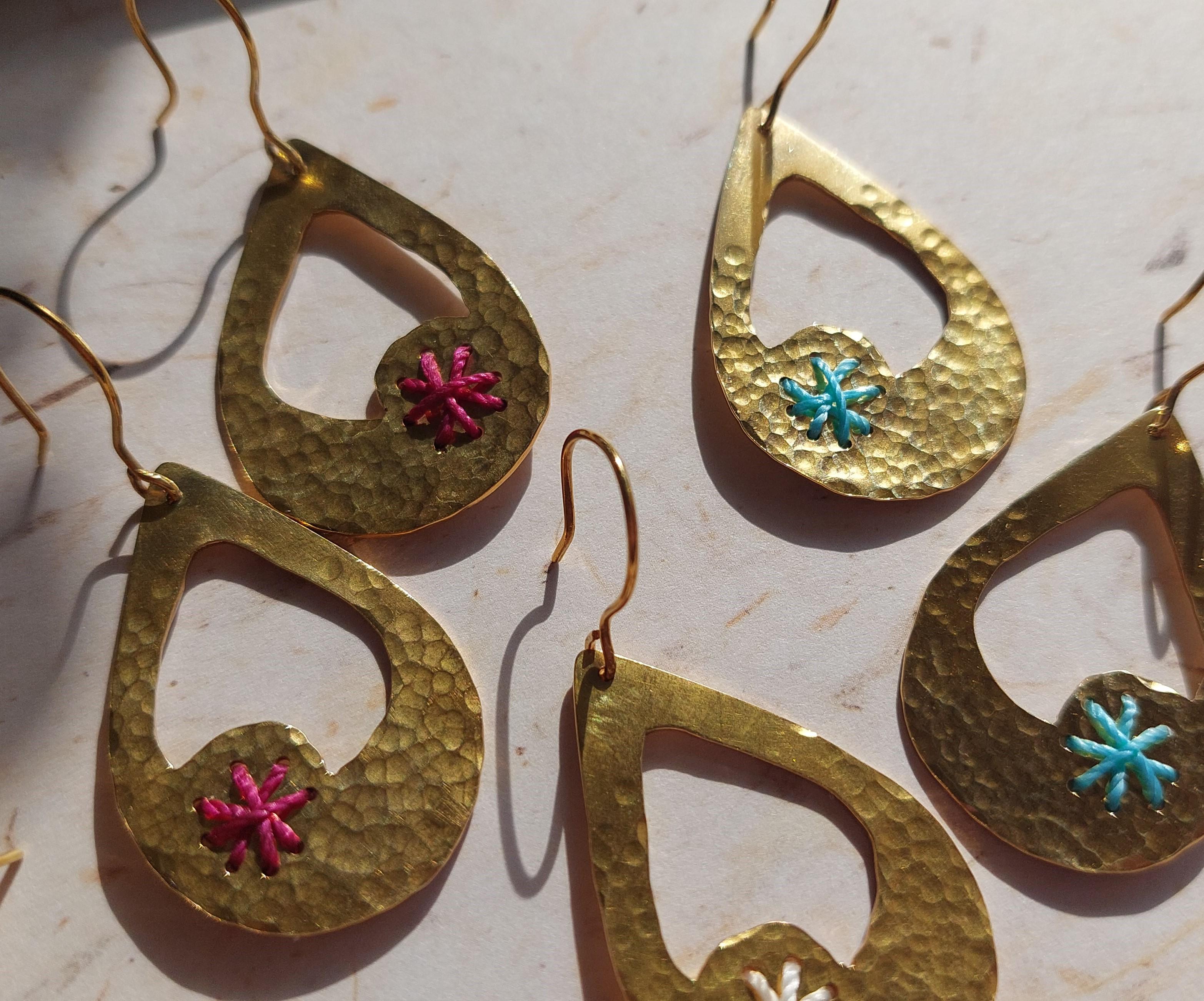 boucles d'oreille en laiton doré, crochet inox et micromacramé coloré