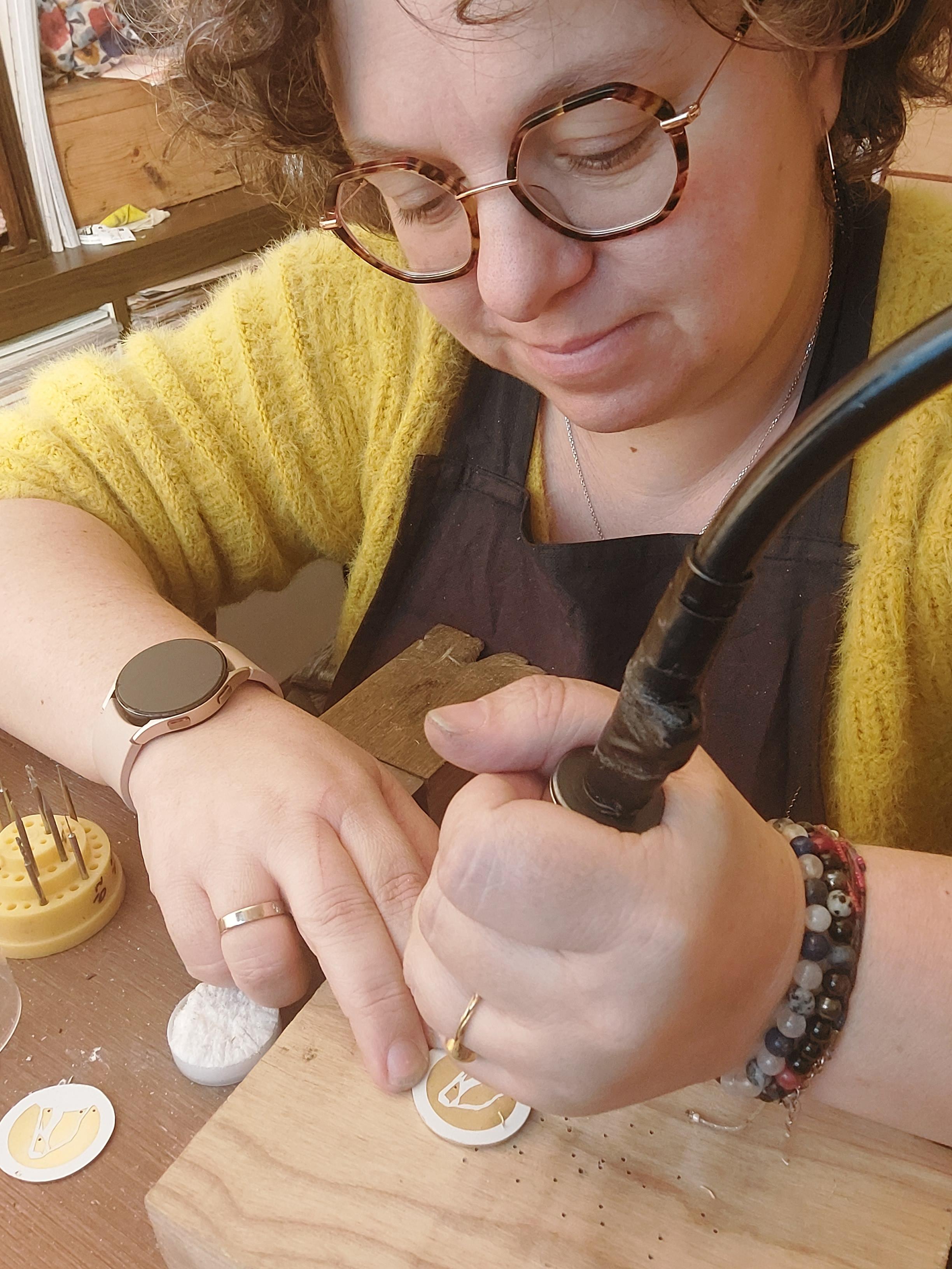 photo de l'atelier de création de bijoux originaux et colorés