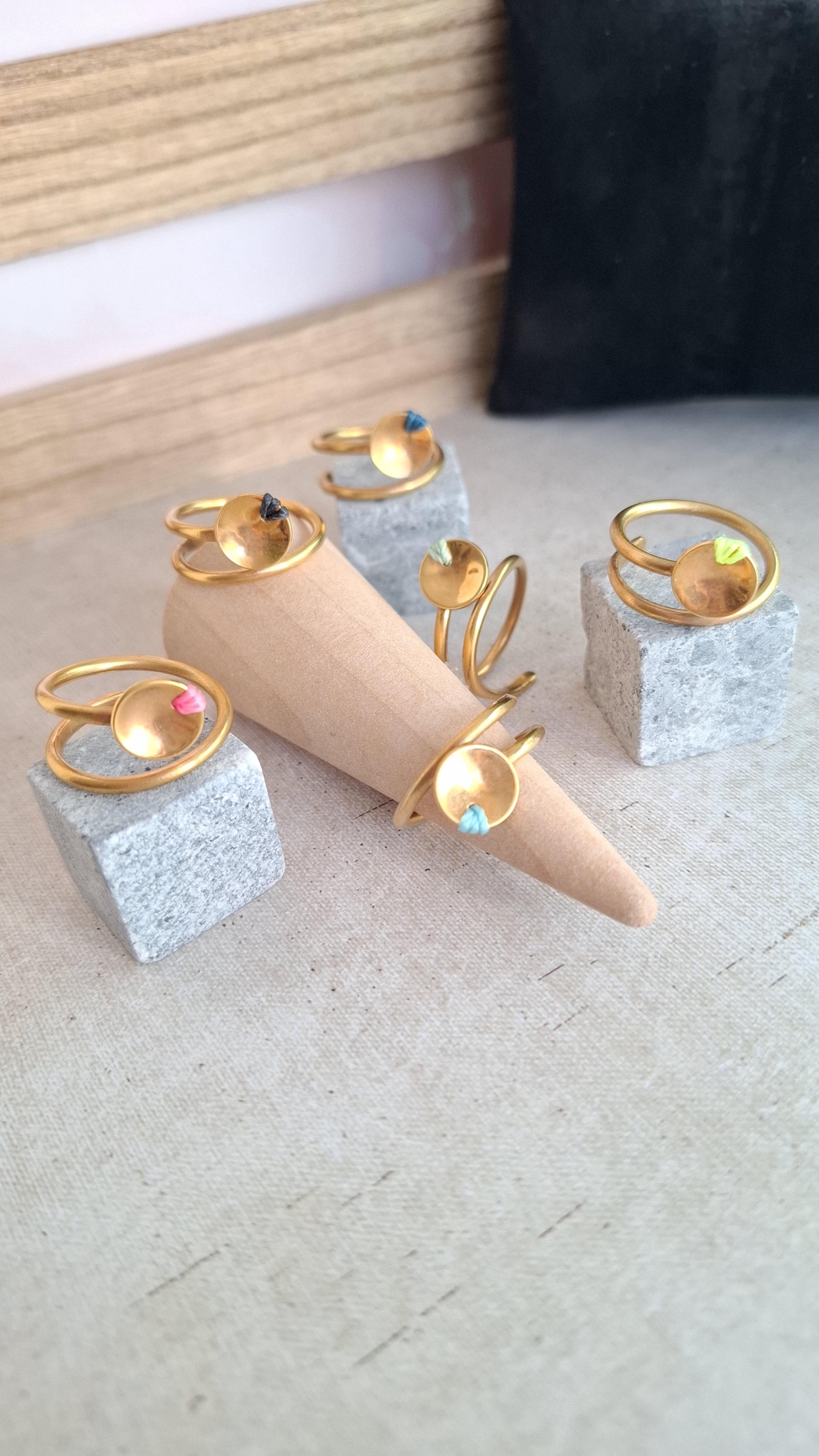 Bagues en laiton doré et micromacramé coloré