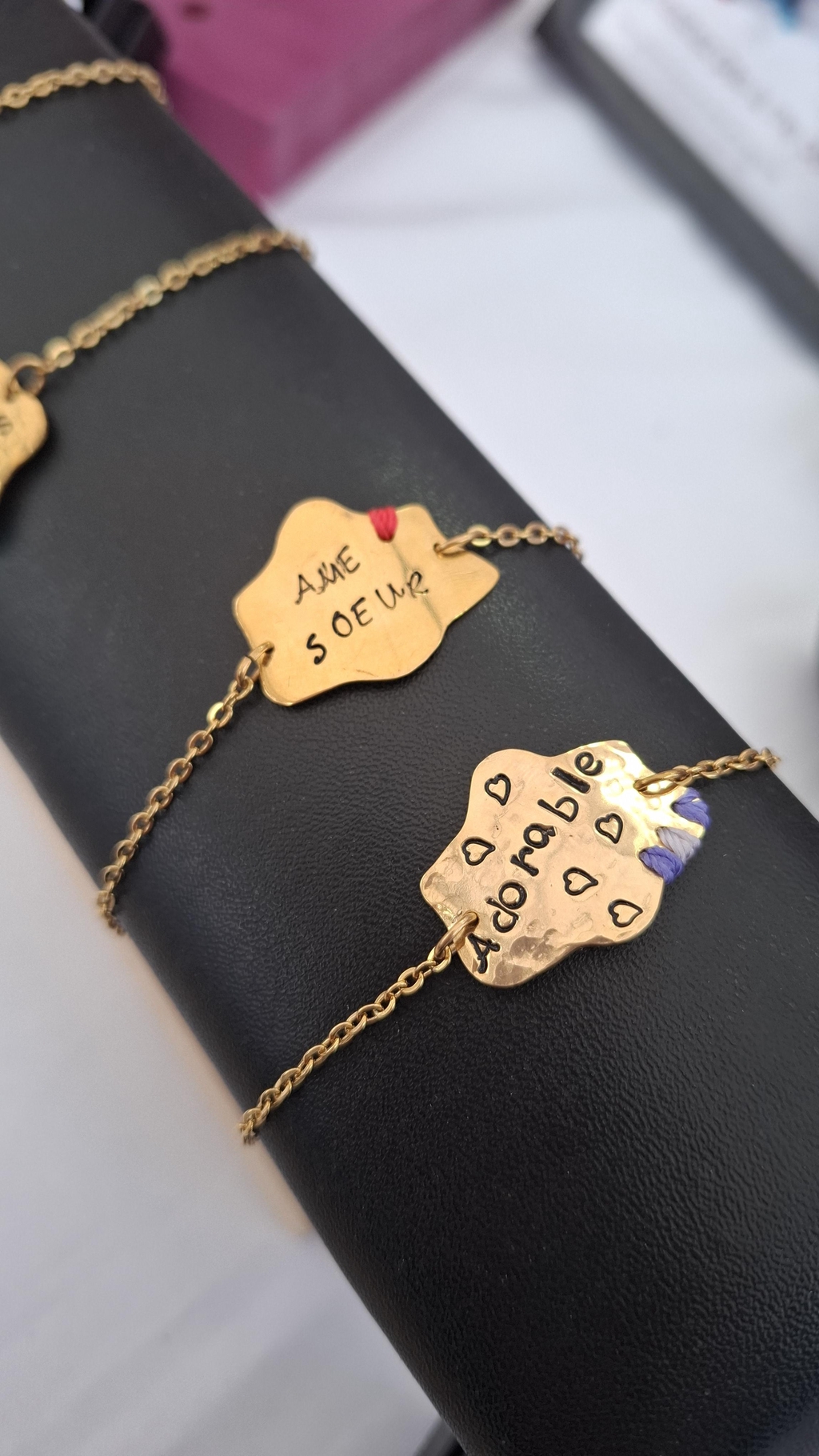 bracelet en laiton doré et fil de nylon coloré