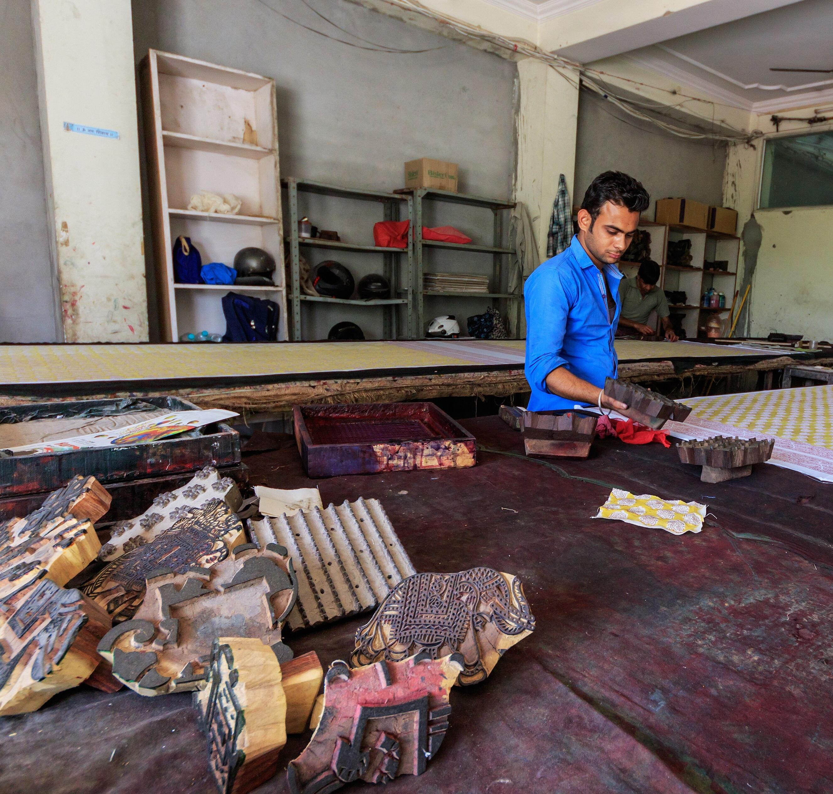 En Inde, il reste aujourd’hui un savoir-faire vivant, transmis principalement au sein des familles, des communautés et des ateliers, de génération en génération.
