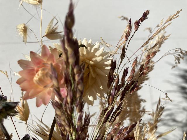 Compositions florales réalisées en partie avec de fleurs glanées dans la nature et séchées en atelier pour un rendu orignal parce que ma créativité est sans limite. Mon expérience me permet de connaître les variétés de fleurs avec leurs spécificités, leur manière de séchée, de vieillir dans le temps et c'est là que la magie opère quand les associations se font pour un rendu magnifique