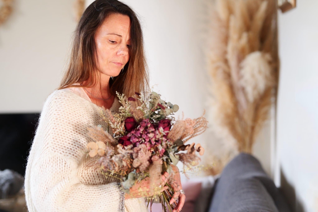 Fleuriste chercheuse, passionnée par les fleurs et le végétal, l'art floral, je mélange des fleurs des champs avec des fleurs plus classiques et végétaux diverses. Chaque fleur est sélectionnée et séchée par mes soins  de manière artisanale dans mon atelier floral pour un rendu naturel, harmonieux que ce soit au niveau des couleurs, des formes, des textures et ce dans le plus grand raffinement pour que la beauté des fleurs jaillissent. Chacune a sa place  et prend toute sa valeur dans la composition florale. Vous trouverez toujours un bout de nature dans mes bouquets, mes arrangements floraux, couronnes murales, suspensions, mobiles pour une décoration champêtre, bohème , pleine de raffinement. Des compositions naturelles, éco-responsables et durables. Vous pourrez le conserver au moins un an et plus. Une décoration ou offrir des fleurs de manière durable, une idée de  cadeau, un geste qui restera. Un beau bouquet de fleurs fait toujours plaisir. Alors que ce soit pour un anniversaire ou toute autre évènement (Mariage, Fête des mères, des grands mères, Saint Valentin, décoration florale pour une fête, pour Noêl un centre de table, un au revoir lors d'un deuil) toutes les occasions sont bonnes alors commandez le vôtre. Vous pourrez faire envoyer des fleurs ou les faire livrer à domicile ou au bureau, toujours une belle surprise. Possibilité également de commander avec son vase assorti et adapté à la composition que ce soit dans un joli vase, une belle céramique, toujours un magnifique contenant qui mettra en valeur l'arrangement floral. Cela peut même être un petit soliflore avec juste quelques tiges. L'art floral est sans limite, juste beau.